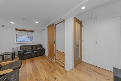 4 bedroom terraced house to rent, Oakview Gardens, London N2