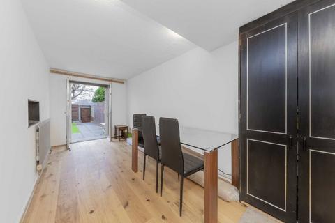 4 bedroom terraced house to rent, Oakview Gardens, London N2