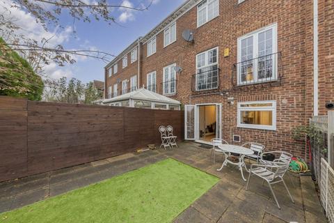 4 bedroom terraced house to rent, Oakview Gardens, London N2