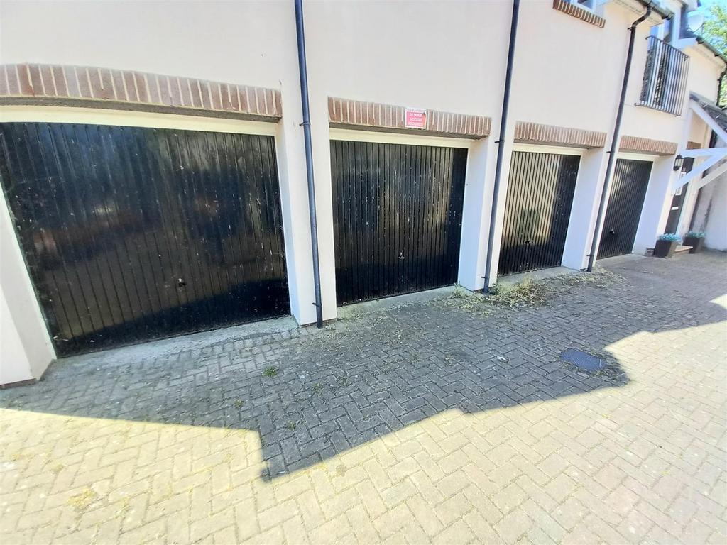 27 Buckland Garage.jpg