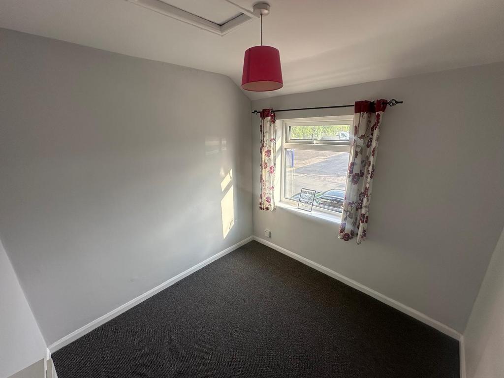 A bright and tidy single bedroom with neutral w...