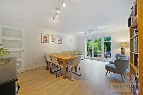 16 Heton Gardens, London, NW4 4XS