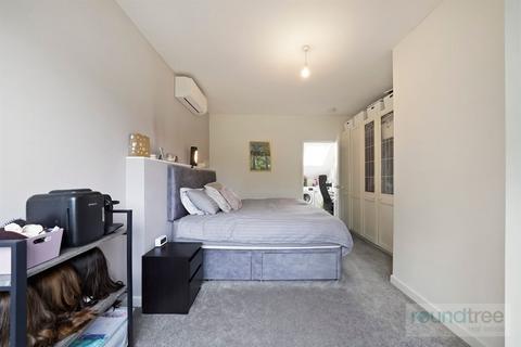 16 Heton Gardens, London, NW4 4XS
