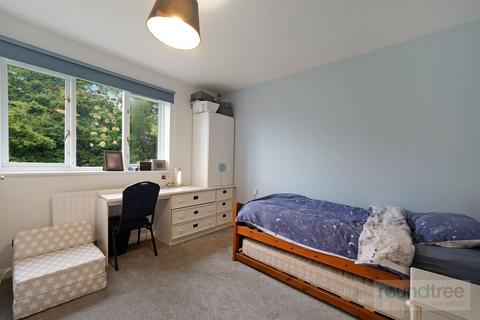 16 Heton Gardens, London, NW4 4XS
