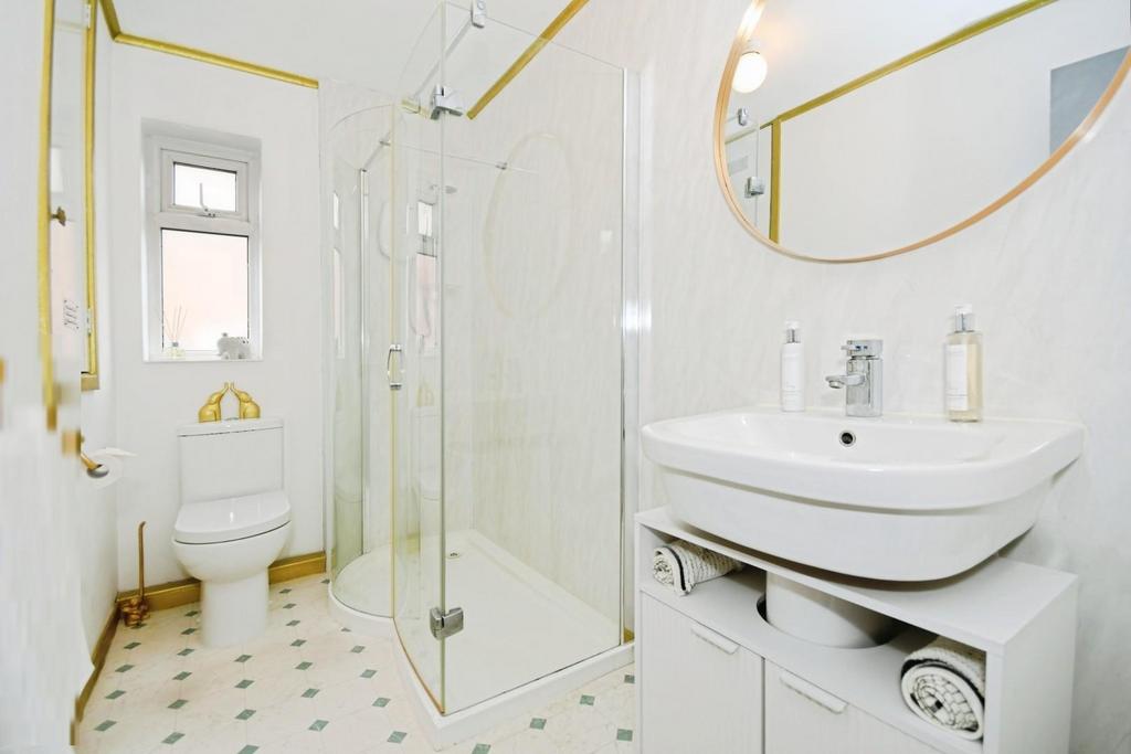 SHOWER ROOM.jpg