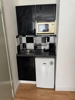 Studio to rent, Newsome Road, Huddersfield HD4