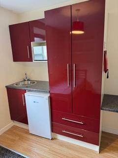 Studio to rent, Newsome Road, Huddersfield HD4