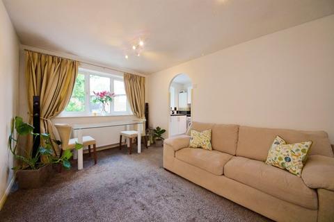 1 bedroom flat for sale, Darwin Close, Friern Barnet, London, N11