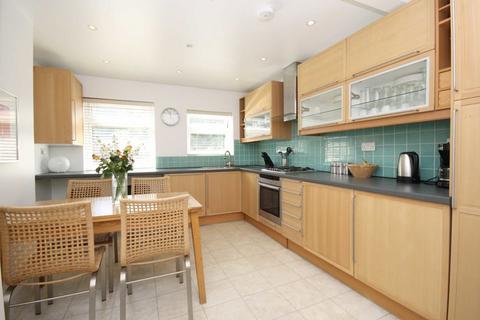 2 bedroom flat to rent, Fairlawn Avenue, London W4