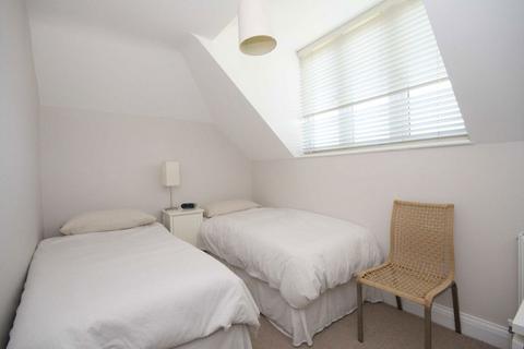 2 bedroom flat to rent, Fairlawn Avenue, London W4