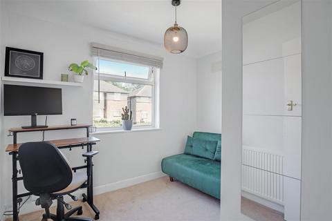 60 Meadowview Road, London, SE6 3NN