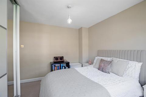 60 Meadowview Road, London, SE6 3NN