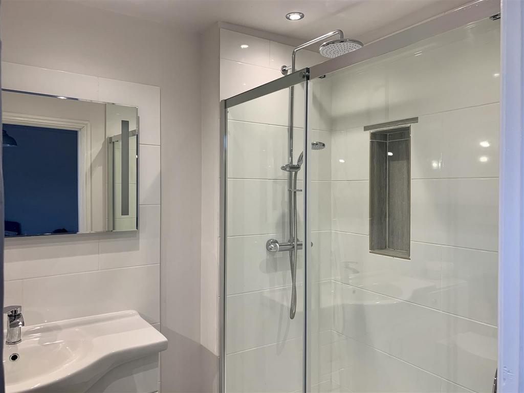 En-suite shower room.JPG
