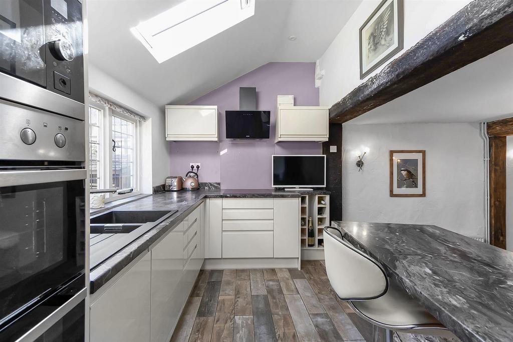 2 Kitchen.jpg