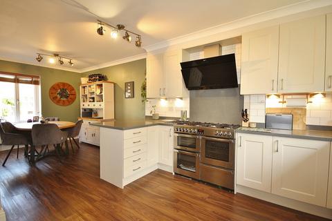 6 Cherry Tree Court, Witney, OX28 1GQ