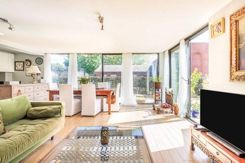 2 bedroom flat for sale, Bazalgette Court, London, W6 9AG