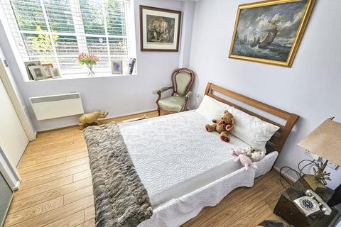 2 bedroom flat for sale, Bazalgette Court, London, W6 9AG