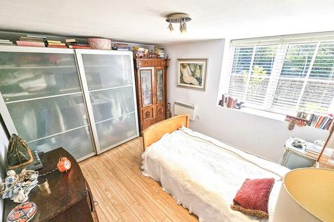 2 bedroom flat for sale, Bazalgette Court, London, W6 9AG