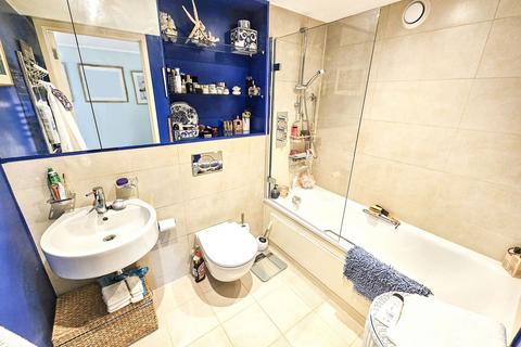 2 bedroom flat for sale, Bazalgette Court, London, W6 9AG