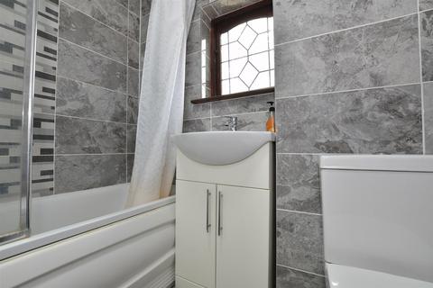 10 Ongar Way, Rainham, RM13 7TS
