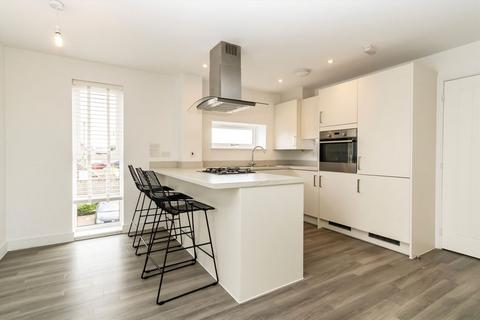 2 bedroom flat to rent, Tala Close, Surbiton KT6