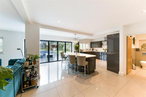 18 Beechfield, Banstead, SM7 3RG
