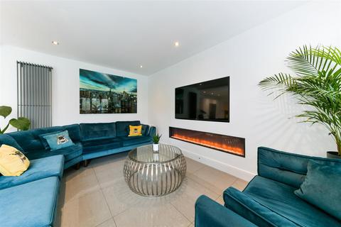 18 Beechfield, Banstead, SM7 3RG