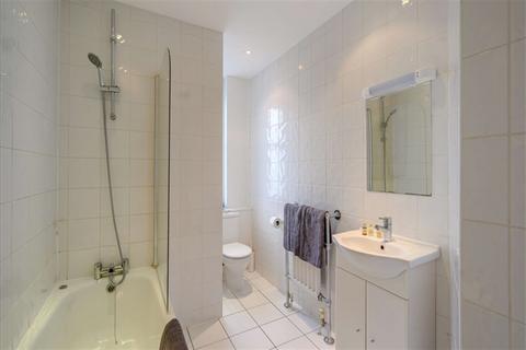 Studio to rent, Hill Street, Westminster, W1J