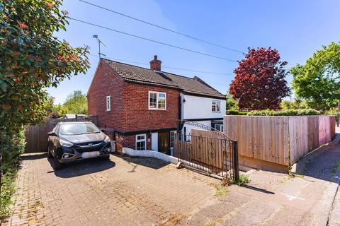 Station Road South, Belton