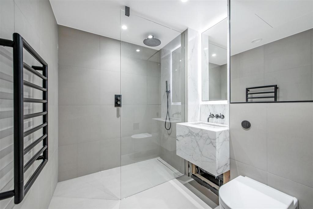 Shower room.