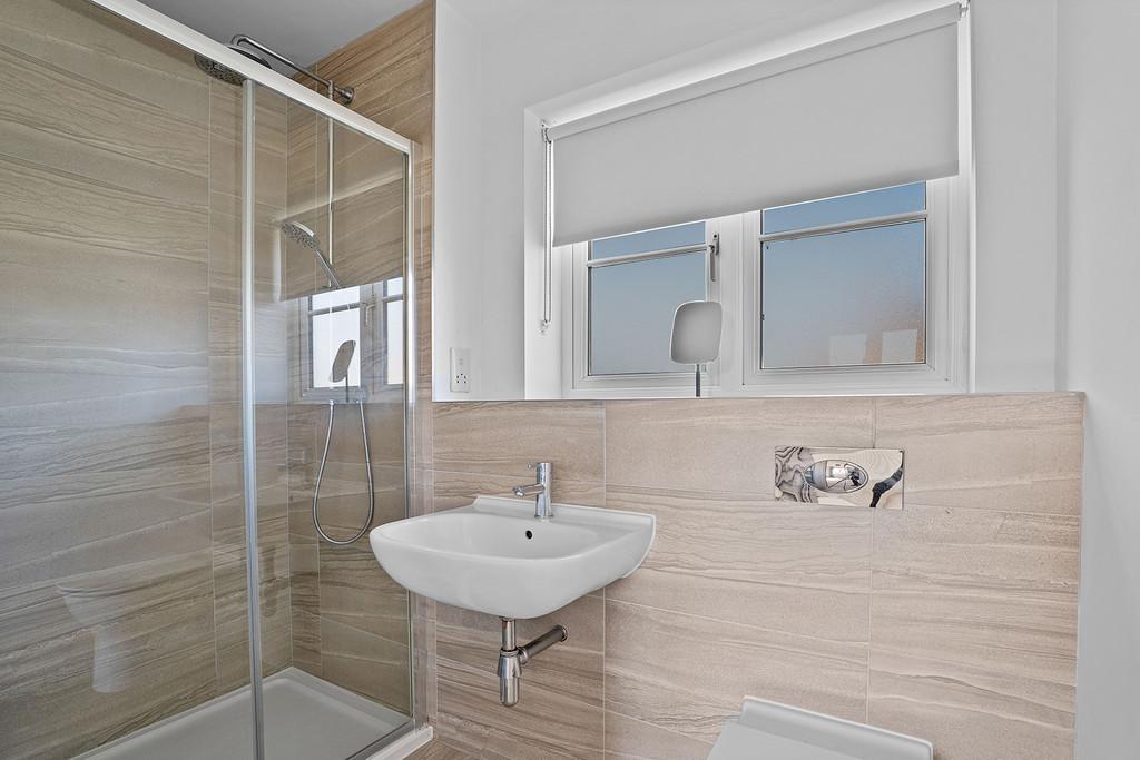 Ensuite to bedroom 1