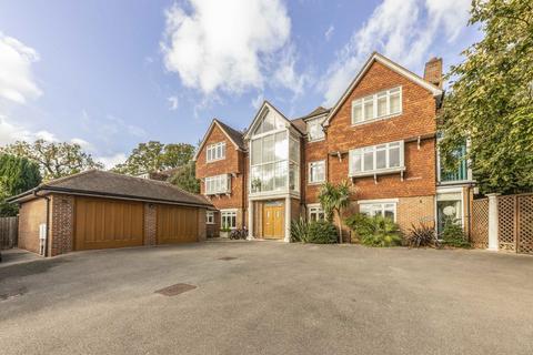 6 bedroom detached house to rent, Southwood Avenue, Coombe