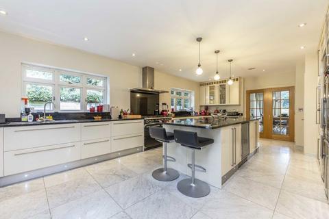 6 bedroom detached house to rent, Southwood Avenue, Coombe