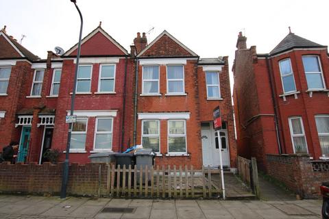 3 bedroom flat to rent, Denzil Road, Willesden, NW10