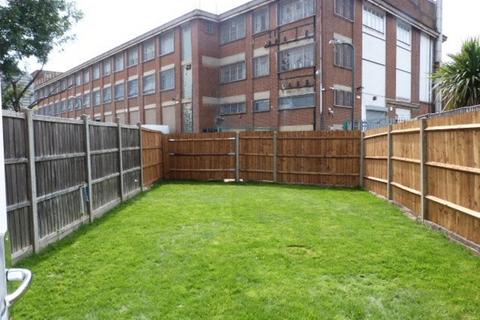3 bedroom flat to rent, Denzil Road, Willesden, NW10