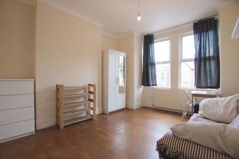 3 bedroom flat to rent, Deacon Road, Willesden, London
