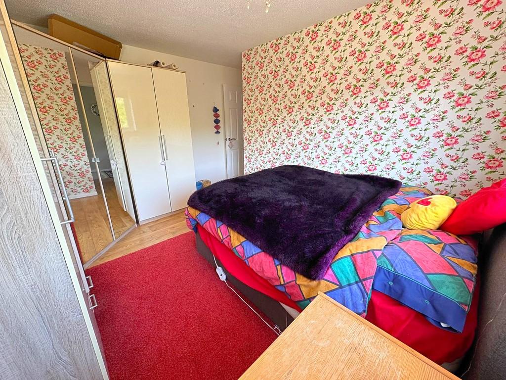 Bed 1 to wardobes