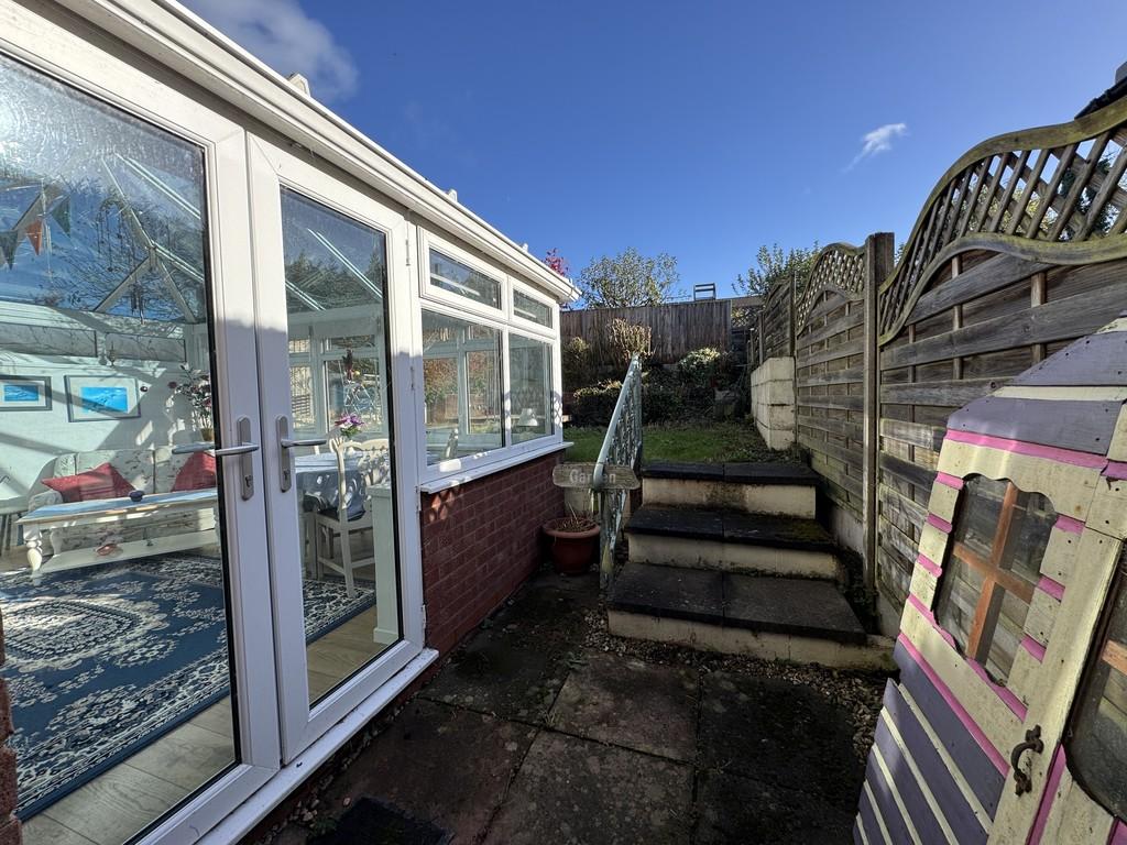 Side path to rear garden