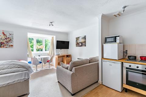 Studio to rent, Hull Close, London, SE16