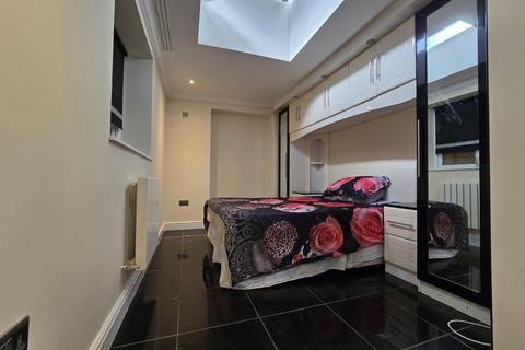 2 bedroom house share to rent, Devonshire Hill Lane, Tottenham