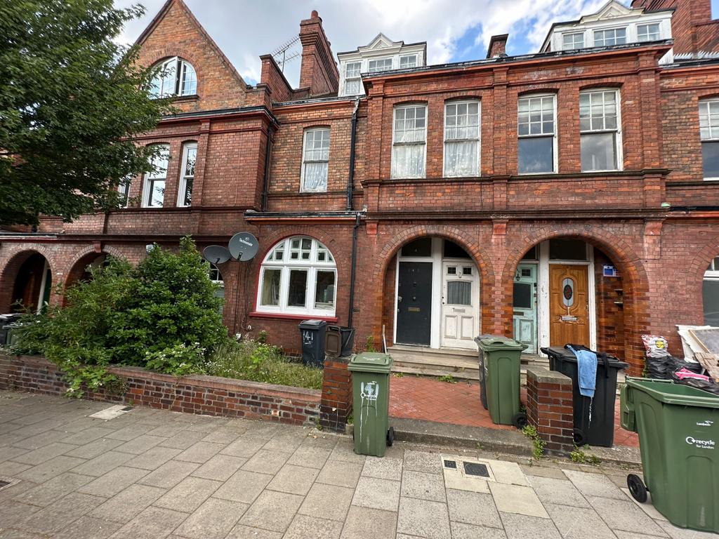 Sw2 3ap Barcombe Ave, London SW2 3BB, SW2 2 bed flat to rent - £1,950 pcm (£450 pw)