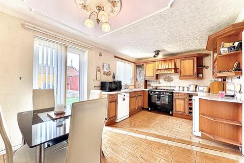 3 bedroom detached house for sale, Cowley Drive, MILKING BANK, DY1 2SS