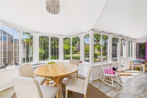 1 Heathcote, Tadworth, KT20 5TH