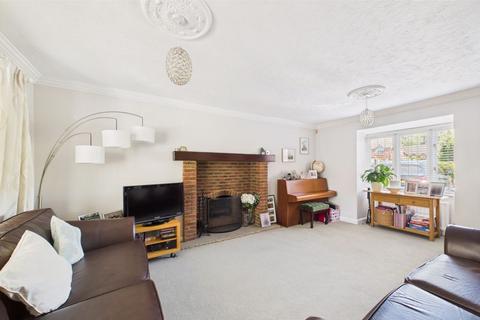 1 Heathcote, Tadworth, KT20 5TH