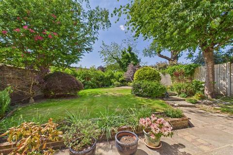 1 Heathcote, Tadworth, KT20 5TH