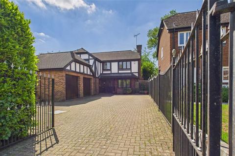1 Heathcote, Tadworth, KT20 5TH