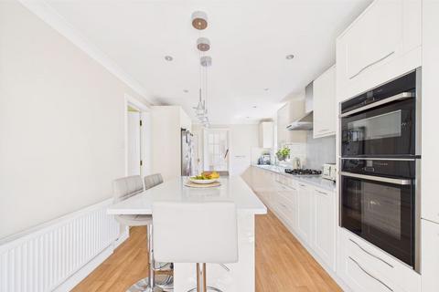 1 Heathcote, Tadworth, KT20 5TH