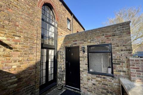 2 bedroom terraced house to rent, High Street, Minster
