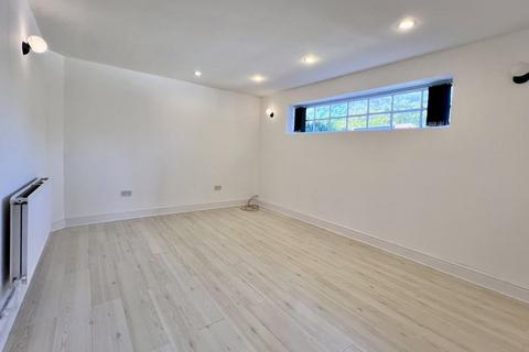 2 bedroom terraced house to rent, High Street, Minster