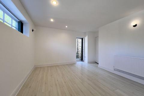 2 bedroom terraced house to rent, High Street, Minster